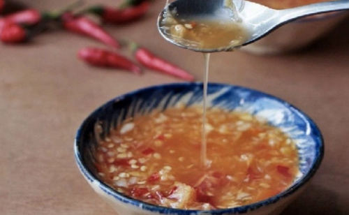 Thêm vào nước cốt của 1/2 quả chanh. Sau đó giã nát gừng, ớt cho vào bát nước mắm. Nước mắm gừng có vị chua chua, ngọt ngọt, cay cay vô cùng hấp dẫn.