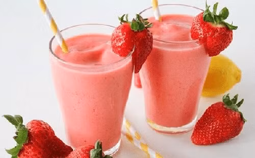 Để món ngon ý nghĩa hơn, bạn nên chọn những loại quả màu sắc như dâu tây, dưa hấu, đu đủ, xoài, bơ... Không cần mix cầu kỳ, bạn chỉ cần lựa một vài loại quả như đu đủ, dâu tây xay với sữa tươi là có ngay ly sinh tố sánh mịn, ngọt ngào, màu hồng vô cùng dễ thương.