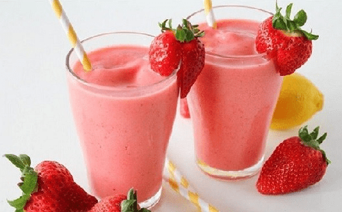 Để món ngon ý nghĩa hơn, bạn nên chọn những loại quả màu sắc như dâu tây, dưa hấu, đu đủ, xoài, bơ... Không cần mix cầu kỳ, bạn chỉ cần lựa một vài loại quả như đu đủ, dâu tây xay với sữa tươi là có ngay ly sinh tố sánh mịn, ngọt ngào, màu hồng vô cùng dễ thương.