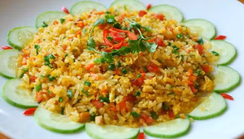 Khi thực hiện, bạn đập trứng vào chén nhỏ sau đó cho thêm nước mắm, tiêu xay vừa đủ. Dùng đũa đánh đều cho lòng đỏ và trắng tan ra và các gia vị hòa vào nhau. Phi tỏi băm dậy mùi thì cho cà rốt, đậu que, lạp xưởng cắt hạt lựu vào. Đảo đều với lửa vừa khoảng 3 phút đến khi các nguyên liệu vừa chín tới.