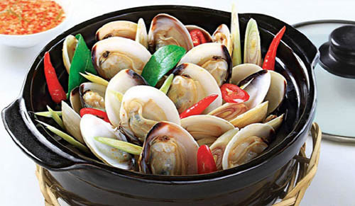 “Linh hồn” của món hấp nằm ở bát nước chấm. Để có một bát nước chấm “bất bại”, bạn chuẩn bị 1 thìa nước mắm, 1 thìa đường, 1/2 thìa bột ngọt vào bát rồi đánh cho tan đường.