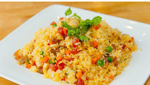 Cơm rang. Cơm là món không thể thiếu trong bữa ăn gia đình. Thay vì cơm trắng như thường lệ, bạn có thể biến tấu với cơm rang thập cẩm hoặc cơm rang dưa bò - đây đều là những món ngon dễ làm. Với cơm rang thập cẩm, nam giới cần chuẩn bị cơm, lạp xưởng tươi, trứng gà, nước mắm, nước tương, bột ngọt, dầu ăn, đậu que, cà rốt, tỏi,...