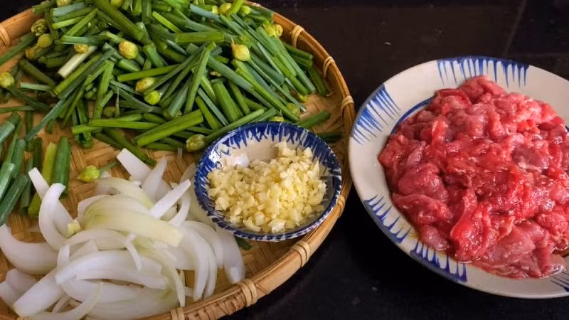 Thịt bò xào bông hẹ: Thịt bò là một món ăn dinh dưỡng, ngon, được nhiều người yêu thích. Khi làm món này, bạn cần cắt lát thịt bò ướp với tiêu, muối, hạt nêm, dầu ăn, hành thái nhỏ để trong vòng 15 phút. Hẹ cắt lát, rửa sạch để ráo nước. Sau khi dầu trong chảo nóng, cho thịt bò vào xào nhanh đến khi thay đổi màu sắc thì vớt ra.