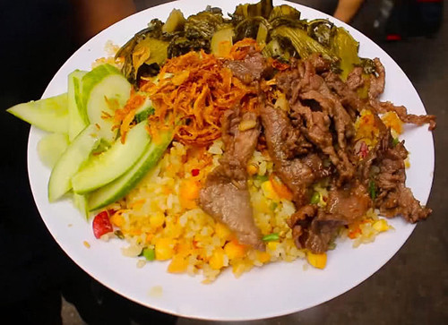 Phi thơm hành tỏi, tiếp đó cho cải chua. Xào khoảng 30 giây thì cho thịt bò vào, chỉnh lửa lớn vào xào nhanh tay đến khi thịt bò chuyển sang màu hồng nhạt, hơi tái thì tắt bếp.