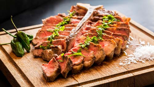 Phái mạnh chỉ cần dụng công chọn nguyên liệu tươi ngon, sơ chế, lựa các gia vị phù hợp tẩm ướp chừng 20-30 phút rồi cho vào nướng. Các thiết bị điện sẽ giúp việc nấu ăn trở nên dễ dàng mà vẫn đảm bảo lớp da vàng giòn, vị ngọt tự nhiên mà không hề bị khô, cháy đen.