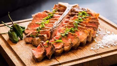 Phái mạnh chỉ cần dụng công chọn nguyên liệu tươi ngon, sơ chế, lựa các gia vị phù hợp tẩm ướp chừng 20-30 phút rồi cho vào nướng. Các thiết bị điện sẽ giúp việc nấu ăn trở nên dễ dàng mà vẫn đảm bảo lớp da vàng giòn, vị ngọt tự nhiên mà không hề bị khô, cháy đen.