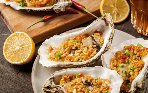 Chế độ ăn giàu purin. Các thực phẩm như hải sản, nội tạng động vật giàu dinh dưỡng song có hàm lượng purin cao. Khi đi vào cơ thể, các nhân purin chuyển hóa thành axit uric. Cuối cùng, các axit uric này sẽ được đào thải ra ngoài qua thận.