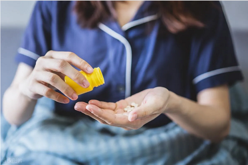 Dùng thuốc tùy tiện. Sử dụng thuốc, gan và thận sẽ làm nhiệm vụ thải trừ thuốc. Ở đó, thận thải trừ thuốc bằng cách loại bỏ các thành phần đã chuyển hóa ra khỏi cơ thể qua nước tiểu. Quá trình tiếp xúc và bài tiết thuốc ra khỏi cơ thể, thận có thể bị tổn thương, suy giảm chức năng, thậm chí là suy thận do các thành phần của thuốc.