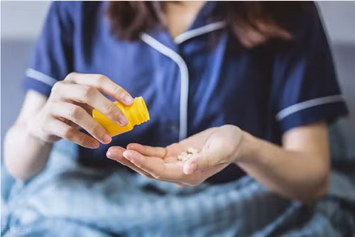 Dùng thuốc tùy tiện. Sử dụng thuốc, gan và thận sẽ làm nhiệm vụ thải trừ thuốc. Ở đó, thận thải trừ thuốc bằng cách loại bỏ các thành phần đã chuyển hóa ra khỏi cơ thể qua nước tiểu. Quá trình tiếp xúc và bài tiết thuốc ra khỏi cơ thể, thận có thể bị tổn thương, suy giảm chức năng, thậm chí là suy thận do các thành phần của thuốc.