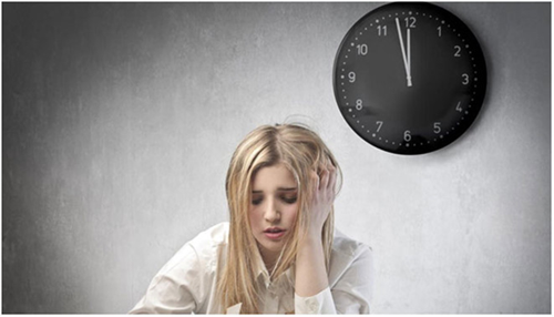 Không chỉ hại thận, thức khuya còn khiến cơ thể mệt mỏi, thiếu năng lượng, kém tập trung, chậm chạp, suy giảm trí nhớ. Nó cũng là nguyên nhân làm tăng nguy cơ mắc các bệnh như huyết áp cao, suy giảm miễn dịch, tâm lý tiêu cực.