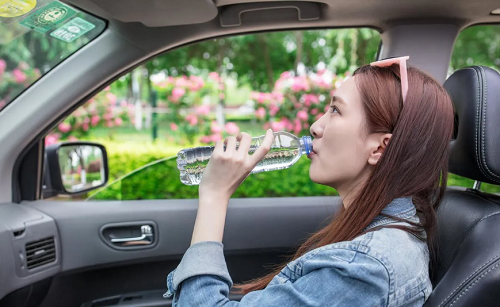 Uống ít nước. Uống ít nước khiến cơ thể không được bổ sung lượng nước cần thiết. Thiếu nước khiến việc bài tiết chất thải không được diễn ra bình thường. Một khi thận không thể đào thải các chất độc hại trong cơ thể, bạn dễ đối diện với các vấn đề về thận như sỏi thận.