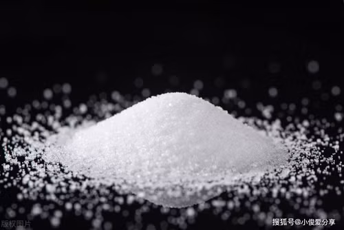 Đuổi kiến, gián. Những nơi ẩm tối như nhà tắm, nhà bếp thường thu hút nhiều kiến, gián đến làm tổ. Bạn có thể tiêu diệt chúng bằng thuốc diệt côn trùng song cách này không an toàn, đặc biệt với gia đình có trẻ nhỏ.