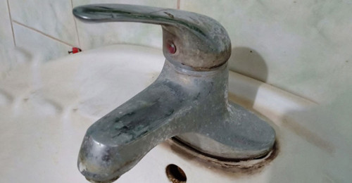 Làm sạch các dụng cụ bằng sắt rỉ sét. Tương tự bề mặt tráng men, các dụng cụ bằng sắt trong môi trường độ ẩm cao của nhà tắm rất dễ rỉ sét. Để làm sạch, bạn sử dụng hỗn hợp giấm, muối và baking soda. Đây đều là những nguyên liệu dễ kiếm, thân thiện với sức khỏe người dùng.