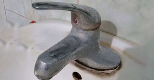 Làm sạch các dụng cụ bằng sắt rỉ sét. Tương tự bề mặt tráng men, các dụng cụ bằng sắt trong môi trường độ ẩm cao của nhà tắm rất dễ rỉ sét. Để làm sạch, bạn sử dụng hỗn hợp giấm, muối và baking soda. Đây đều là những nguyên liệu dễ kiếm, thân thiện với sức khỏe người dùng.