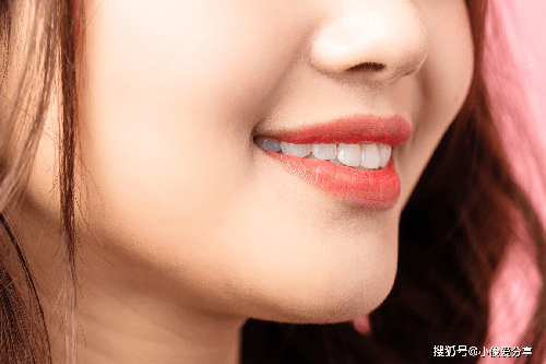 Làm trắng răng. Để muối trong phòng tắm, khi đánh răng, bạn chỉ cần nhúng bàn chải chứa kem đánh răng với chút muối rồi vệ sinh bình thường. Muối sẽ giúp tăng hiệu quả làm trắng răng, ngăn ngừa hôi miệng rõ rệt.