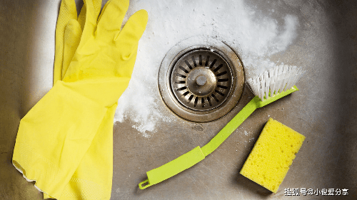 Làm sạch ống cống. Phòng bếp hoặc nhà tắm đều lắp đặt ống cống dẫn nước. Thời tiết nóng bức, ống cống thường bốc mùi khó chịu, thu hút ruồi muỗi, ảnh hưởng đến chất lượng sống của gia đình.