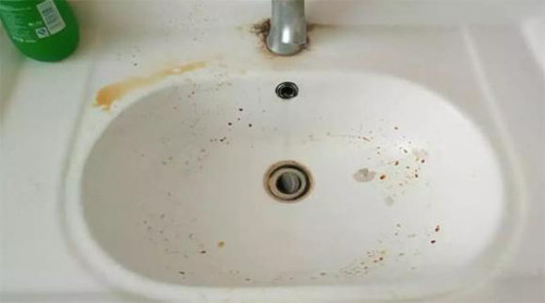 Làm sạch bề mặt tráng men. Bồn cầu, bồn rửa mặt, gạch men sau thời gian sử dụng sẽ trở nên ố vàng, cũ kỹ. Để làm sạch, chị em hãy tận dụng muối ăn nguyên hạt, rắc vào bề mặt tráng men rồi dùng bàn chải cọ sát nhiều lần. (Ảnh: Sohu, Boldsky, minh họa)