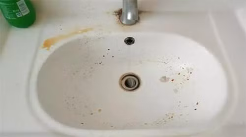 Làm sạch bề mặt tráng men. Bồn cầu, bồn rửa mặt, gạch men sau thời gian sử dụng sẽ trở nên ố vàng, cũ kỹ. Để làm sạch, chị em hãy tận dụng muối ăn nguyên hạt, rắc vào bề mặt tráng men rồi dùng bàn chải cọ sát nhiều lần. (Ảnh: Sohu, Boldsky, minh họa)