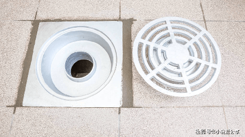 Để cải thiện tình trạng, bạn pha muối với nước nóng rồi đổ xuống cống thoát nước. Muối sẽ làm sạch cặn bẩn tích tụ, khử mùi hôi trong ống cống rất ấn tượng.