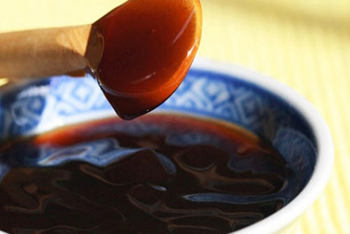 Được biết, dầu hào là một loại gia vị, được làm từ nước cốt hàu cô đặc kết hợp với nguyên liệu khác như đường, muối. Dầu hào giàu khoáng chất, nguyên tố vi lượng và hơn 18 loại axit amin nên được ví là loại gia vị “vạn năng”, “vua dinh dưỡng”.