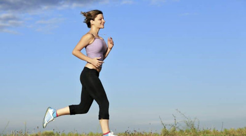 Tăng cường hoạt động thể chất cũng rất cần thiết. Khi vận động, cơ thể sẽ đốt cháy nhiều calo. Cùng với chế độ ăn uống khoa học, bạn cần tập thể dục đều đặn và tăng dần cường độ (tránh quá sức). Nên tập ít nhất 60 phút/ngày và đều đặn 5 – 7 ngày/tuần.