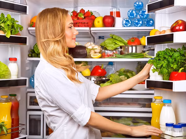 Ngoài việc đặt thực phẩm ở vị trí phù hợp, vệ sinh tủ lạnh thường xuyên cũng rất quan trọng. Nguyên nhân bởi tủ lạnh dùng thời gian dài có thể tạo mùi lạ. Mùi này không chỉ ảnh hưởng đến hương vị thức ăn mà còn không có lợi cho sức khỏe.