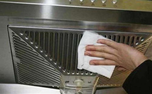 Để bảo vệ sức khỏe, bạn nên vệ sinh máy hút mùi hàng ngày sau khi sử dụng. Lúc này, bạn tận dụng 20g rượu trắng, 20g chất tẩy rửa, thêm nước vào trộn đều, xịt lên máy hút mùi rồi lau sạch. Bên cạnh đó, bạn nên làm sạch sâu máy hút mùi 3 tháng một lần.