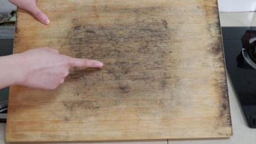 Thớt mốc. Thớt gỗ là món đồ trong bếp tiềm ẩn nguy cơ gây ung thư gan bạn cần cảnh giác. Nguyên nhân bởi quá trình chặt thái, thức ăn sót lại trên bề mặt thớt không được làm sạch kỹ, trở thành môi trường lý tưởng cho vi khuẩn sinh sôi.