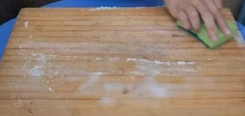 Tương tự đũa, thớt gỗ cũng rất dễ ẩm mốc, làm xuất hiện độc tố aflatoxin có khả năng gây ung thư. Để đảm bảo sức khỏe, bạn nên làm sạch kỹ bề mặt thớt sau mỗi lần sử dụng, phơi dưới ánh nắng mặt trời thật khô để tiêu diệt mầm bệnh.