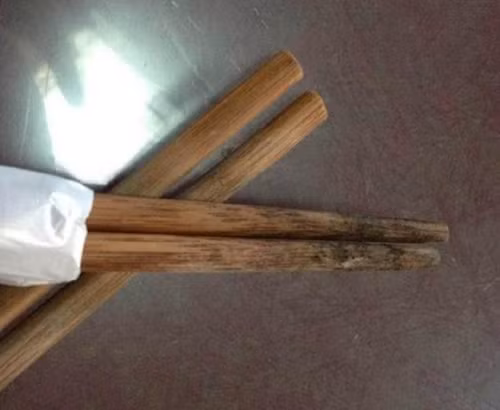 Để tránh nguy cơ ung thư từ đũa mốc, bạn nên rửa sạch, lau khô rồi mới cho chúng vào tủ bát. Khi rửa, tránh chà xát mạnh làm mất đi lớp sơn phủ bảo vệ, tạo điều kiện cho nấm mốc phát triển. Nên thay đũa định kỳ 6 tháng/lần để đảm bảo an toàn sức khỏe.