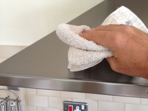 Theo chuyên gia, máy hút mùi thường bám nhiều bụi bẩn, cặn dầu. Nếu không được vệ sinh sạch sẽ, chất bẩn có thể sinh ra chất gây ung thư như glycidaldehyde khi gặp nhiệt độ cao.