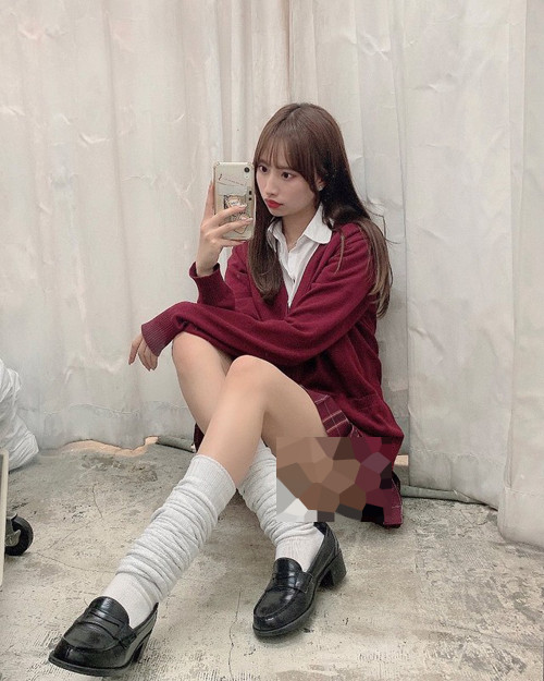 So với những thiết kế có độ dài phù hợp, những chiếc váy kiệm vải như thế này khiến người mặc khoe tối đa đôi chân thon dài, nổi bật giữa đám đông. (Ảnh: Sohu)