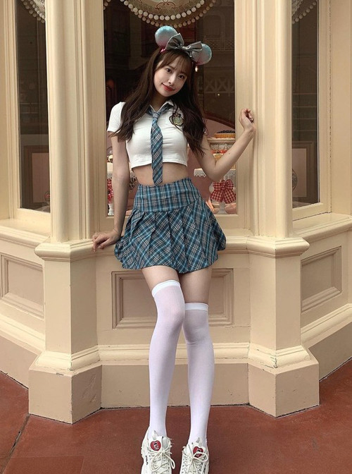 Ngoài những mẫu áo croptop hở đến nửa phần thân trên, nhiều người còn “mạnh dạn” thử sức với kiểu áo để lộ chân ngực. (Ảnh: Sohu)