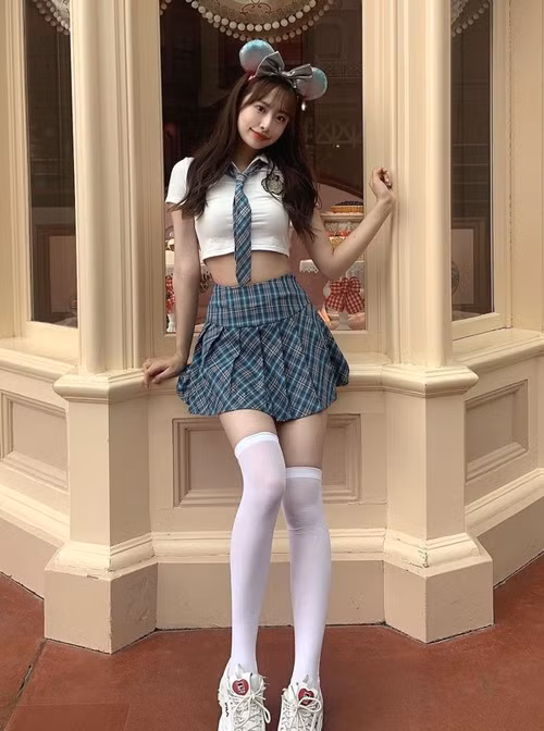 Ngoài những mẫu áo croptop hở đến nửa phần thân trên, nhiều người còn “mạnh dạn” thử sức với kiểu áo để lộ chân ngực. (Ảnh: Sohu)