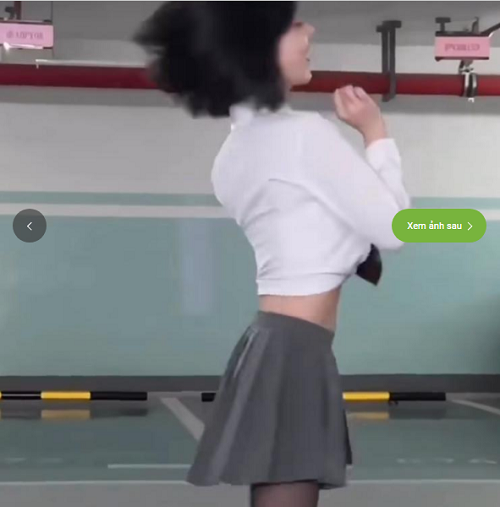 Không chỉ rút ngắn chiều dài váy, người mặc còn có muôn cách biến tấu phần thân trên để phô ra tối đa lợi thế hình thể.