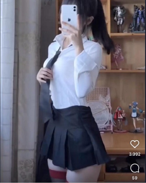 Ngay cả khi mặc kèm quần “bảo hộ”, chị em vẫn có thể bất cẩn để lộ vùng nhạy cảm.