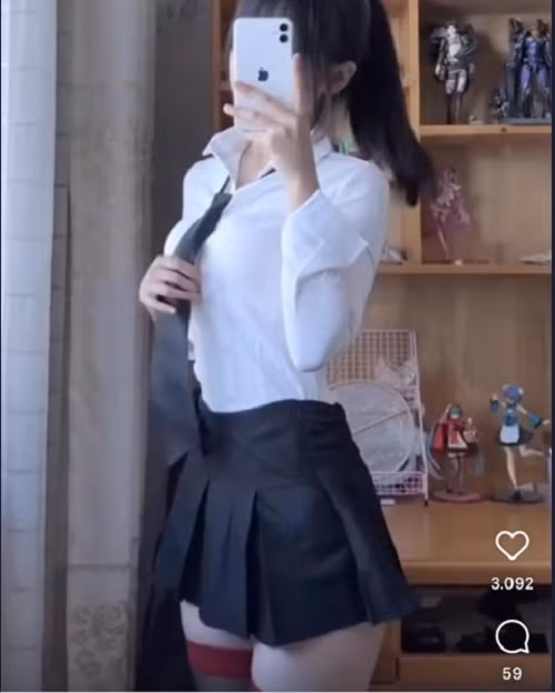 Ngay cả khi mặc kèm quần “bảo hộ”, chị em vẫn có thể bất cẩn để lộ vùng nhạy cảm.