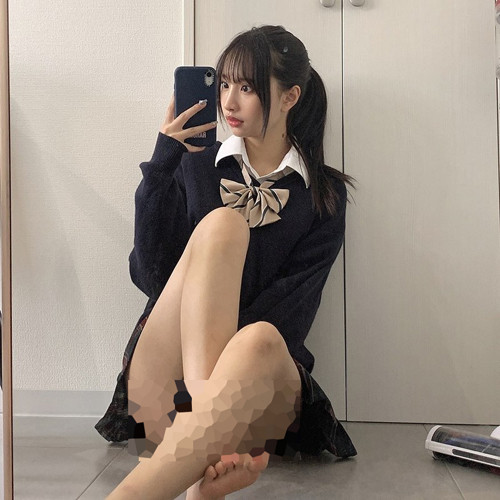 Phần thân trên nên chọn áo có độ rộng, dài phù hợp; Chú ý độ dài chân váy tối thiểu là chạm đầu gối. Độ dài này vừa giúp bạn thoải mái vận động, vừa đảm bảo “chìa khóa” để tạo nên phong thái và vẻ ngoài thanh lịch, duyên dáng nhưng vẫn giữ được nét tươi tắn và trẻ trung. (Ảnh: Sohu)