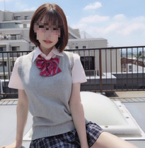 Dạo quanh các trang mạng xã hội, không khó để bắt gặp hình ảnh những trang phục theo phong cách nữ sinh với độ dài váy chỉ nhỉnh hơn gang tay.