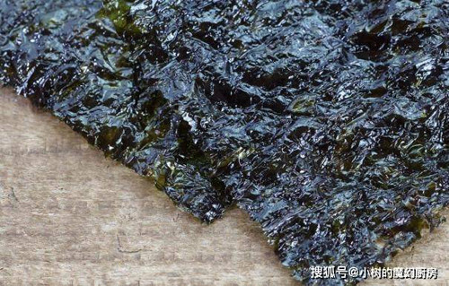 Thay vì phụ thuộc vào các viên uống bổ sung, bạn có thể tham khảo các loại thực phẩm giàu canxi như sữa và các chế phẩm từ sữa, cá, các loại hạt... Đáng lưu ý, hàm lượng canxi trong rong biển được đánh giá rất cao, được ví như “vua canxi tự nhiên”. Ước tính, lượng canxi trong rong biển có thể cao gấp 10 lần sữa.