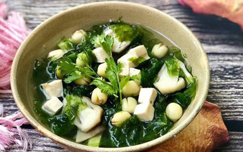 Một ưu điểm vượt trội khác của rong biển là chúng chứa nhiều chất xơ, có tác dụng kích thích nhu động ruột, cải thiện tình trạng táo bón thường gặp ở người cao tuổi. Rong biển cũng chứa lượng lớn vi khuẩn có lợi cho đường ruột, có thể làm ẩm ruột, nhuận tràng, tăng cường sức khỏe hệ tiêu hóa.