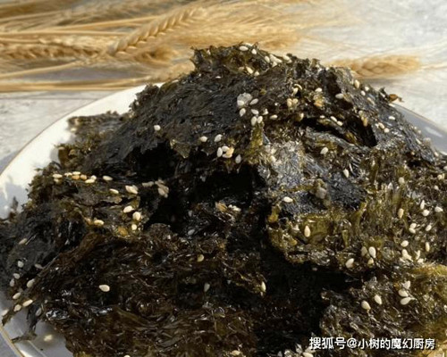 Phi thơm hành tỏi rồi đổ tôm khô, rong biển vào xào. Nêm nếm nước tương, đường, tỏi băm... sao cho vừa ăn. Đợi rong biển chín, rắc hành lá cắt nhỏ, vừng rang thơm lên trên là có thể dùng.