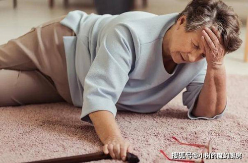 Thời tiết giao mùa khiến nhiều người trung niên thấy đau lưng, nhức mỏi cánh tay. Thực chất, đây là dấu hiệu cơ thể thiếu canxi. Nếu không có biện pháp bổ sung kịp thời, bạn dễ đối diện tình trạng loãng xương. (Ảnh: 163)