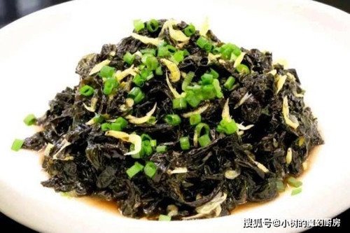 Nghiên cứu chỉ ra, rong biển còn chứa nhiều sắt, có thể thúc đẩy quá trình hấp thụ canxi. Ăn rong biển đúng cách góp phần cải thiện chức năng não bộ, sự phát triển của răng và xương.