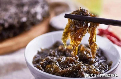 Ngoài giàu canxi, rong biển còn dễ chế biến, có thể nấu canh, làm salad hoặc món ăn vặt mang lại hương vị thom ngơn, mềm mỏng như tan trong miệng rất hợp với khẩu vị người già.