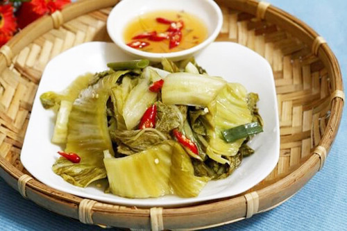 Ngoài những bệnh truyền nhiễm đường tiêu hóa thường gặp, ăn nhiều dưa muối chua có thể tăng nguy cơ mắc ung thư. Nguyên nhân bởi nitrat trong dưa có thể chuyển hóa thành nitrit.