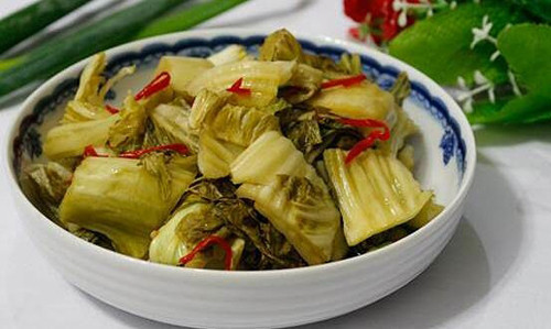 Mỗi người chỉ nên ăn khoảng 50 gram dưa chua/ngày, tần suất 2 - 3 lần trong tuần và chỉ nên ăn dặm cùng nhiều món ăn khác trong một bữa ăn. Không nên lấy dưa chua làm món ăn chính.