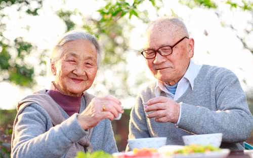 Điều kiện kinh tế phát triển khiến mọi người ngày càng chú trọng đến việc chăm sóc sức khỏe. Trong số đó, nhóm người trung niên và người cao tuổi là đối tượng có sức mua, nhu cầu cao về thực phẩm tốt cho sức khỏe nên rất dễ bị dẫn dắt. Thực tế, có những sản phẩm tưởng tốt cho sức khỏe song ăn nhiều khiến tiền mất tật mang . (Ảnh minh họa)