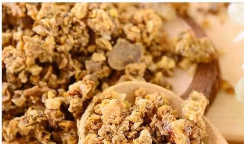 Keo ong. Keo ong dính, màu nâu, sản xuất ra khi ong sử dụng nhựa cây kết hợp với chất dịch của ong và sáp ong để tạo thành tổ. Nghiên cứu xác định có hơn 300 hợp chất trong keo ong. Phần lớn các chất này dưới dạng polyphenol. Polyphenol là hợp chất chống oxy hóa giúp chống lại bệnh tật và tổn thương trong cơ thể. (Ảnh: Sohu)