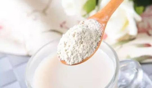 Bột protein. Hầu hết các loại bột protein trên thị trường được chiết xuất từ thực vật như đậu nành. Chức năng chính của chúng là bổ sung protein cho cơ thể. Trong khi đó, protein là một trong những dưỡng chất quan trọng nhất với cơ thể. Cơ thể cần chúng để duy trì sự phát triển và tự sửa chữa của tế bào. (Ảnh: Sohu)